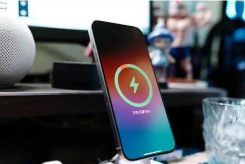 秦皇岛苹果15换屏服务分享用什么充电器给iPhone15充电更好 